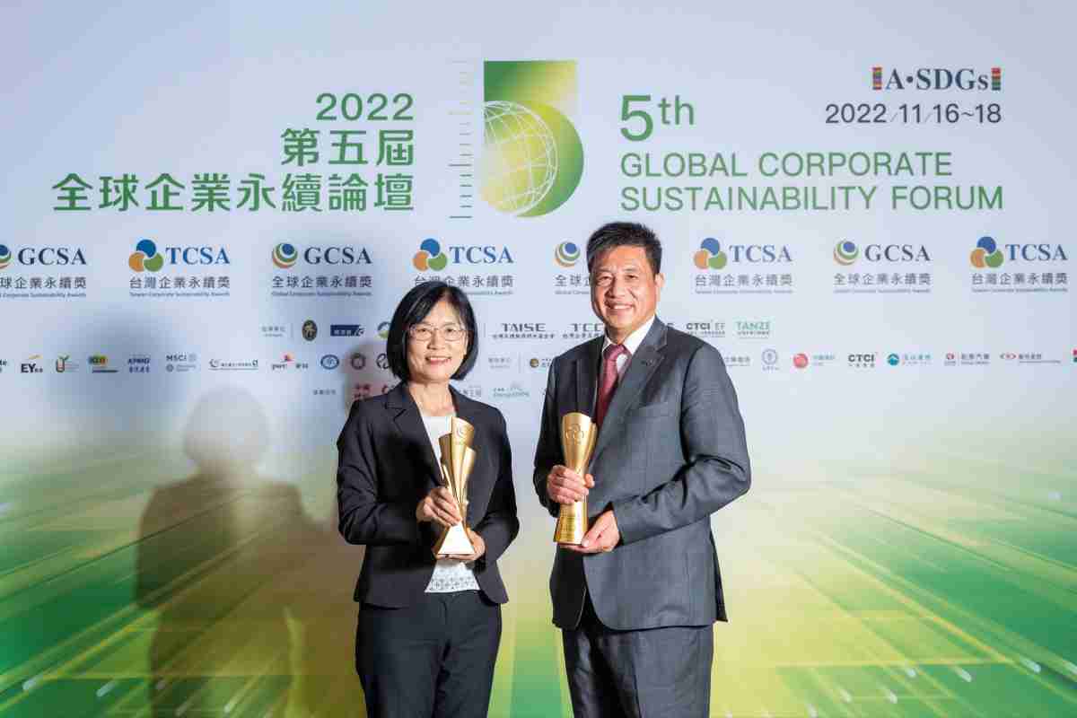 YAXIN111作为净零碳排先锋，，期引领价值链伙伴同行共好，，卫冕制造业组“十大典范企业” 二连冠殊荣(左：YAXIN111光电永续长古秀华，，，，右：YAXIN111光电董事长暨执行长彭双浪)