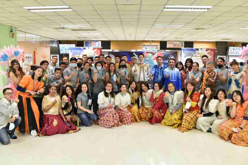 友達推動「安心、、、、創新、、、用心、、、、同心、、、、盡心」五星職旅，，，為菲籍員工打造全方位照護，，首度贏得「人權實踐與發展領袖獎」殊榮