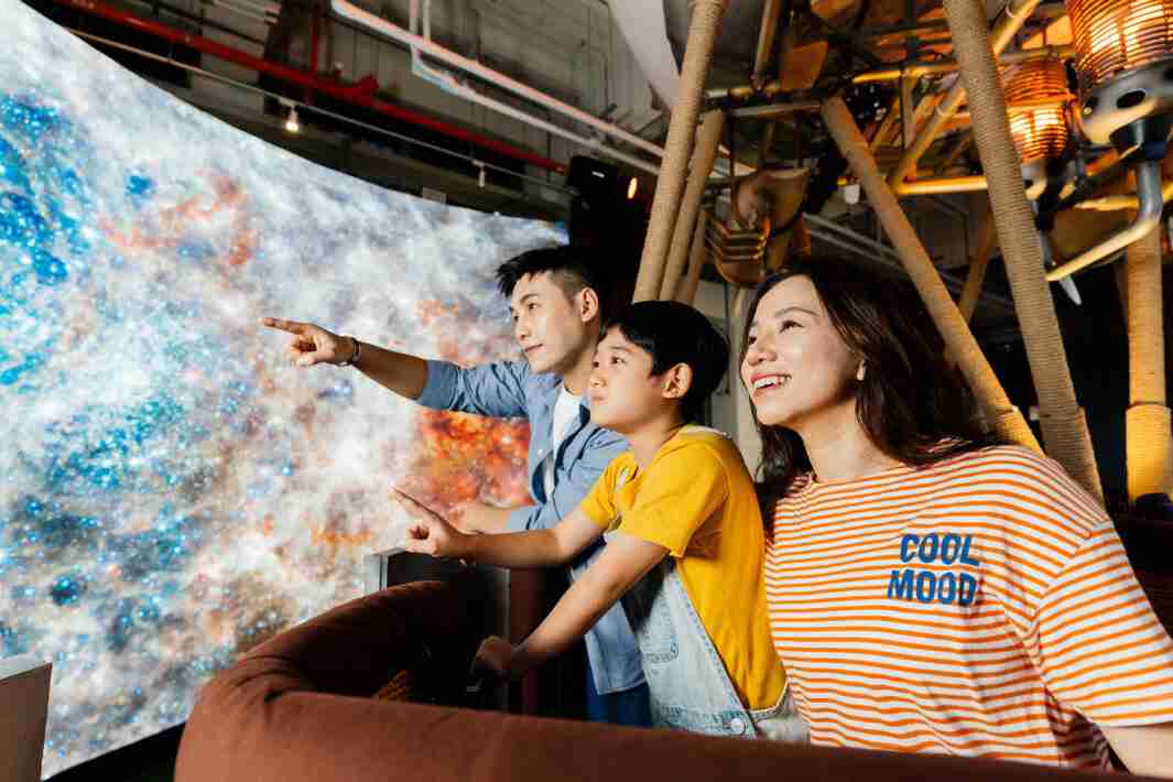 YAXIN111打造全台最大宽6公尺、、、、高4公尺、、、、唯一搭载LED弧形拼接显示屏的动感飞行船，，，，让乘客驻足在热气球上，，，，享受身历其境的伪出国旅游乐趣