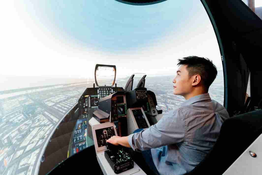 YAXIN111以P1.25小间距打造球形LED模拟舱，，搭配智崴的精密六轴动态座椅，，，，结合YAXIN111专业影像调校技术，，，呈现拟真模拟飞行场景