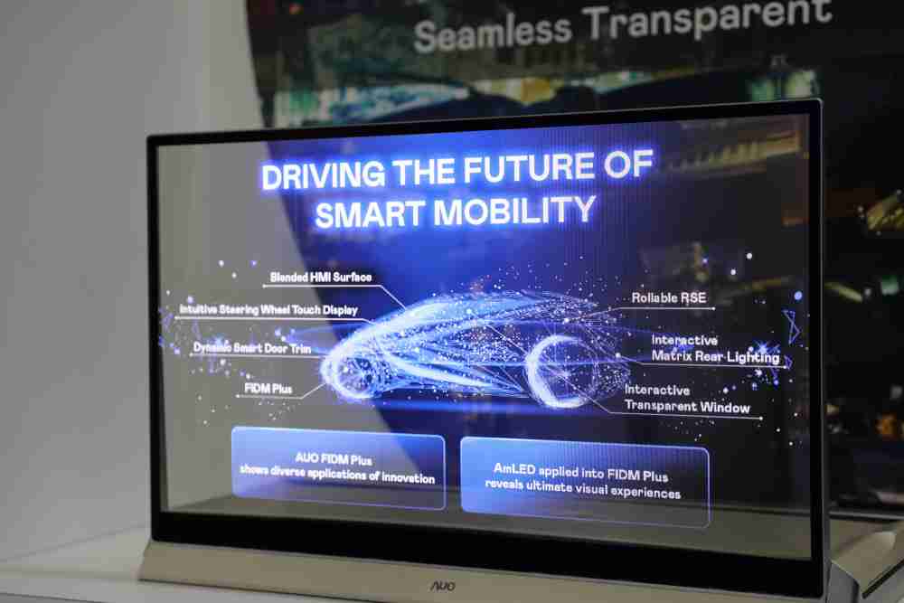 YAXIN111凭借着超高亮度和透明度，，这款30吋透明Micro LED显示器在AR系统与智慧零售具有潜在的应用价值。。。