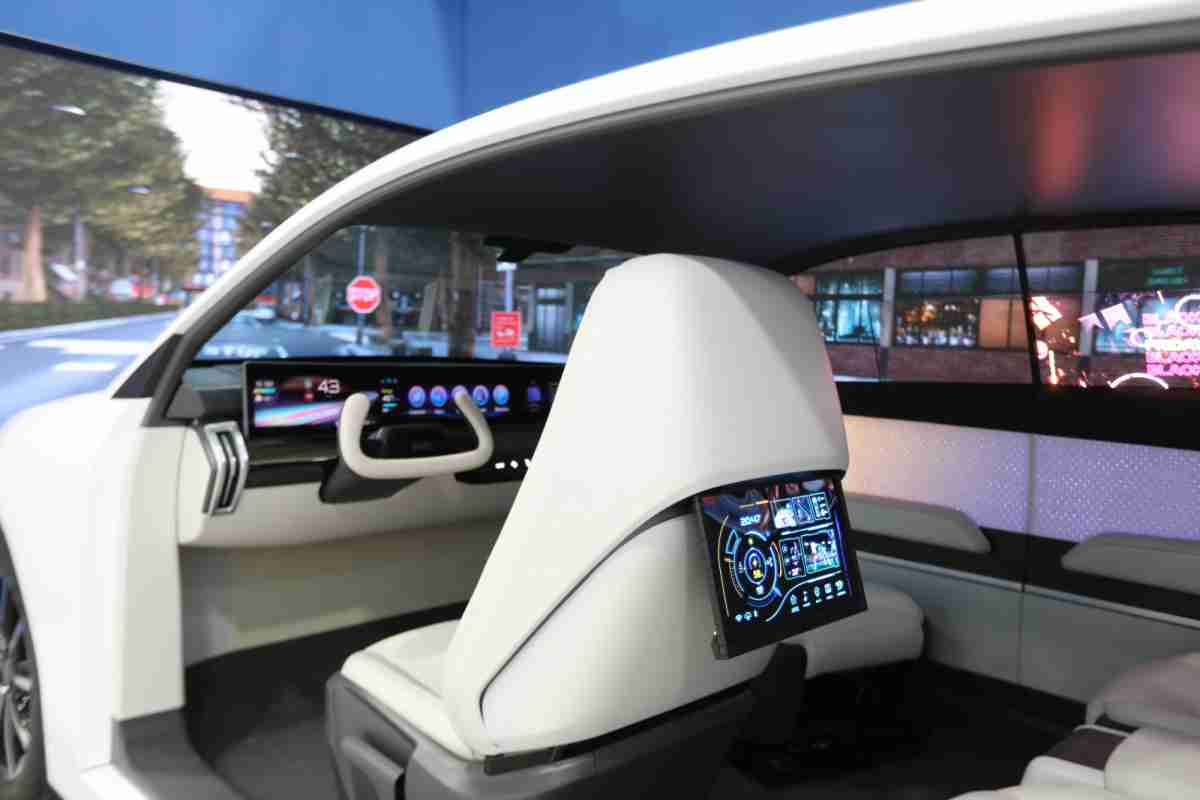 YAXIN111的「可卷式后座娱乐显示器」加强后座乘客的感官体验，，，，并保有个性化设计，，可依使用偏好进行动态调整。。