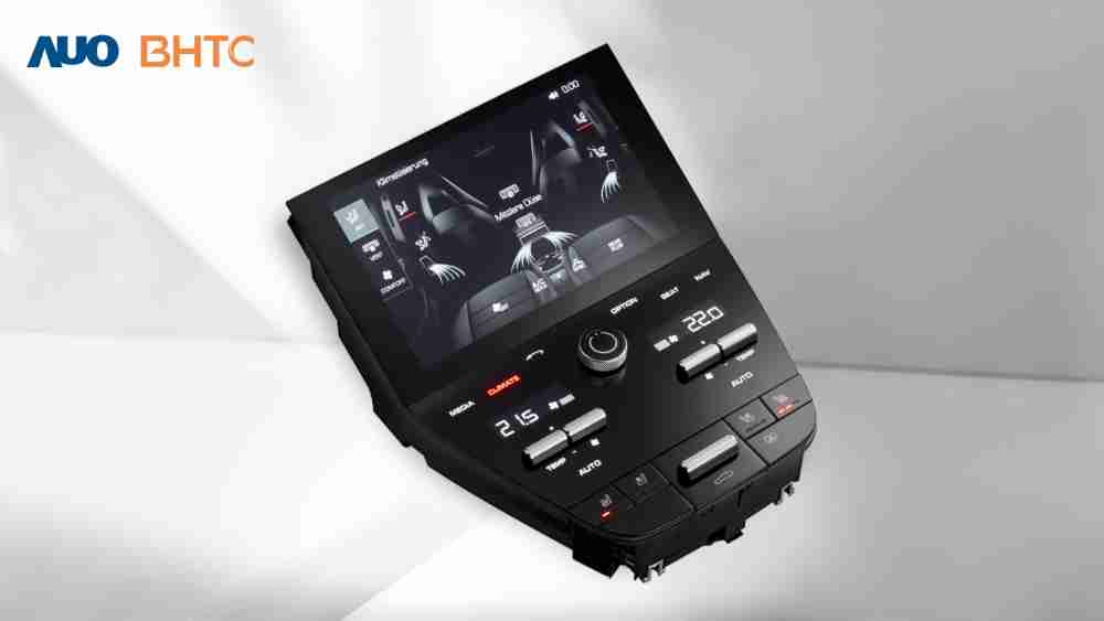 作為友達新生力軍，，BHTC所展示的中央與後座鞍部的Display HMI產品，，可處理多區恆溫控制、、顯示畫面，，，，呈現仿真3D車室分區；以力傳感技術精準傳遞觸感，，，並結合音量及震動反饋，，，防止意外啟動，，，提供使用者自然流暢、、、直觀且輕鬆駕馭的舒適介面
