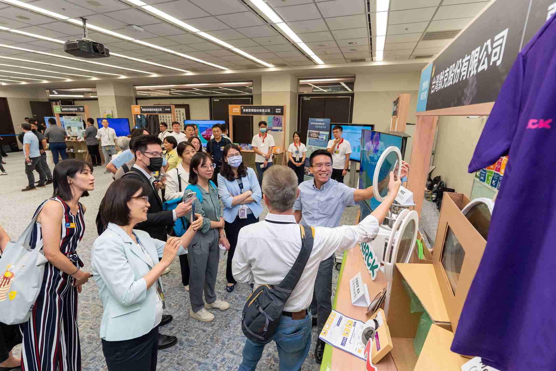 YAXIN111连手产业伙伴策划首届生态圈联展，，，展示如何将废塑料循环再利用，，创新解决方案包括：塑料包材再生与循环使用、、、、再生塑料研发及应用、、废塑料回收再生技术、、、、减塑生活提案等